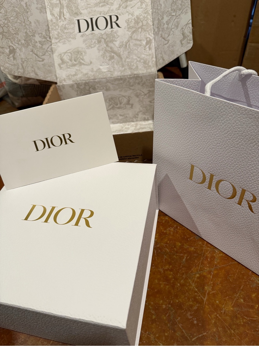 Luxury Box and Dust bag with Beauty items - Picture 1 of 6